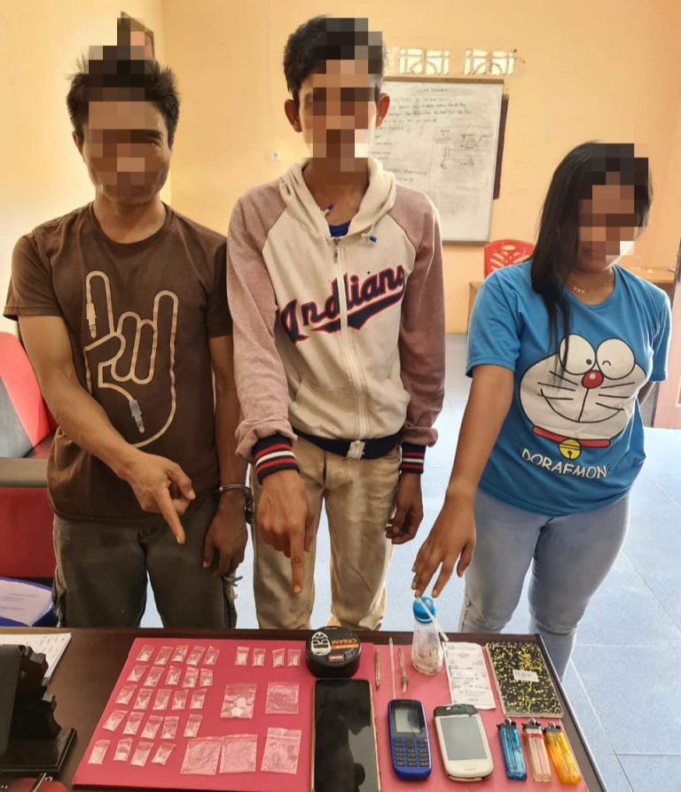 3 Tersangka dengan barang bukti.