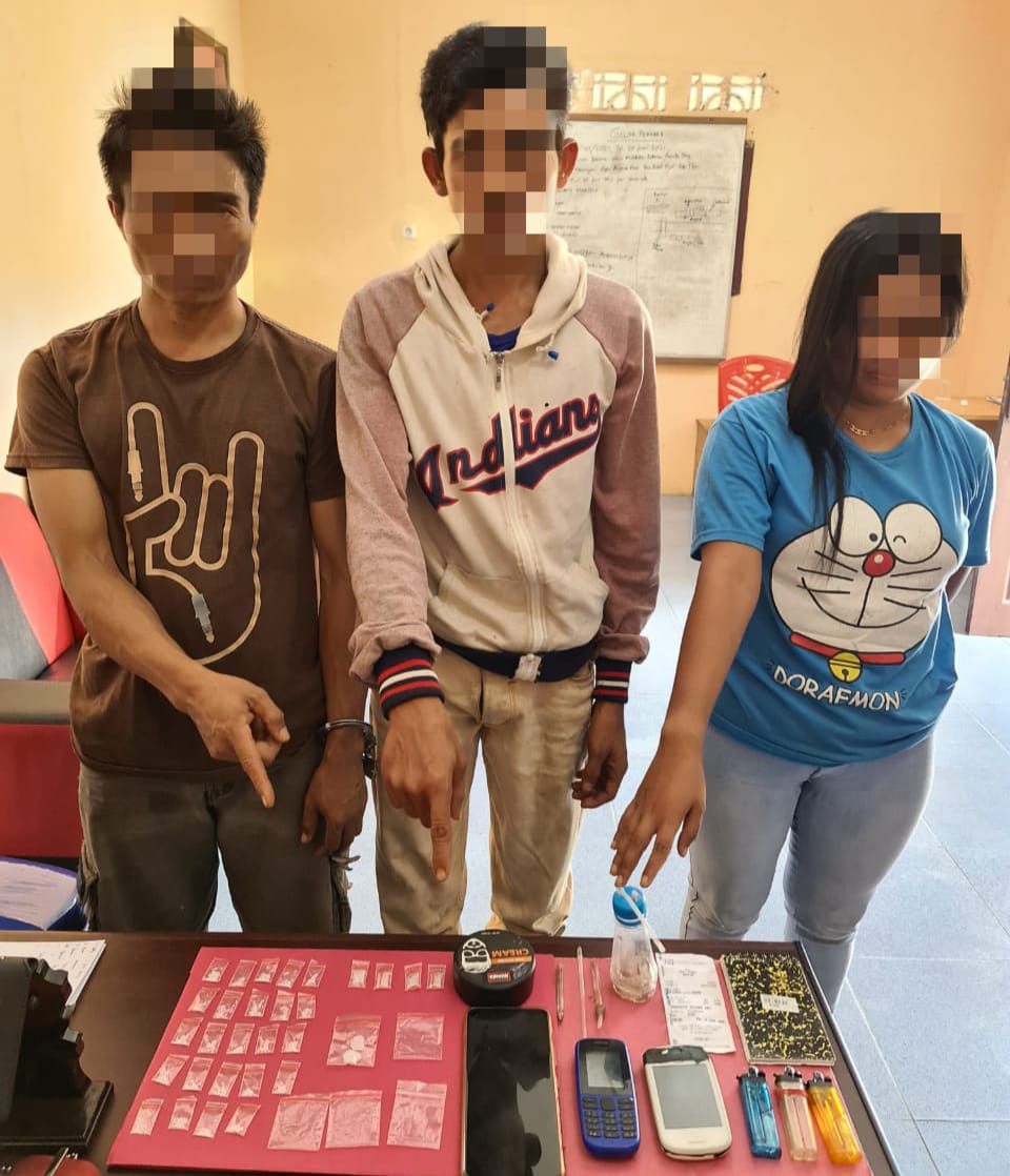 3 Tersangka dengan barang bukti.