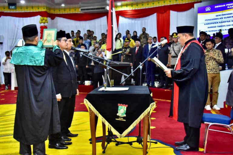 1730133385-ahmad-taridi-dilantik-sebagai-ketua-dprd-kampar